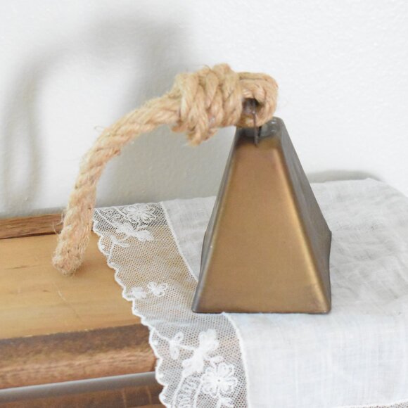 Rustic Metal Cow Bell On Rope Handle Country Cottagecore Farmhouse Home Decor - Picture 3 of 6
